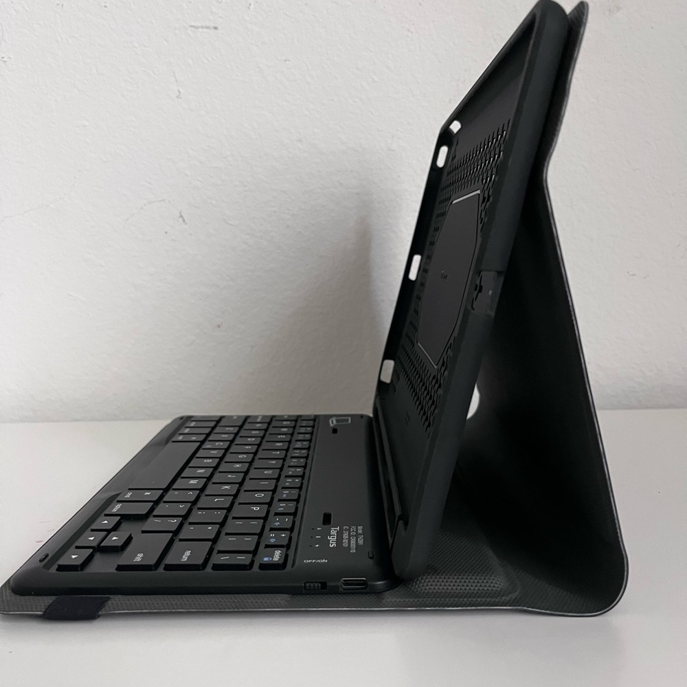 Targus-Pro-Tek Education Bluetooth Keyboard case for iPad 9th/8th/7th Gen